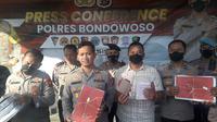 Kapolres Bondowoso AKBP Wimboko menunjukan sejumlah berkas dokumen korupsi Dana Desa  di Desa Lombok Wetan Bondowoso (Istimewa)