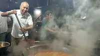 Kabar duka kembali dari dunia hiburan. Presenter acara masak yang terkenal dengan jargon maknyuss, Bondan Winarno meninggal dunia dalam usia 67 tahun. (Instagram/maknyusbw)