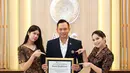 Dengan batik yang sama, Annisa Pohan padukan outer batik dengan celana panjang dan heels nude Sedangkan Almira tampil manis dengan midi dress Batik dan heels cokelat gloss [@annisayudhoyono]