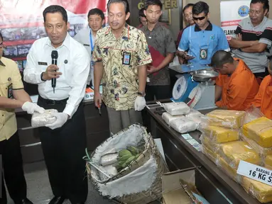 Kepala BNN Budi Waseso menunjukkan barang bukti sabu saat rilis kasus narkoba di Gedung BNN, Jakarta, Selasa (20/9). BNN berhasil menggagalkan penyelundupan narkoba jenis sabu dengan modus menyimpan di dalam buah pisang. (Liputan6.com/Yoppy Renato)