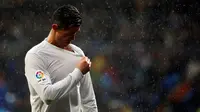 Penyerang Real Madrid, Cristiano Ronaldo, merayakan gol yang dicetaknya ke gawang Sporting Gijon. Kemenangan ini membuat posisi Real Madrid kian kokoh di puncak klasemen. (Reuters/Susana Vera)  