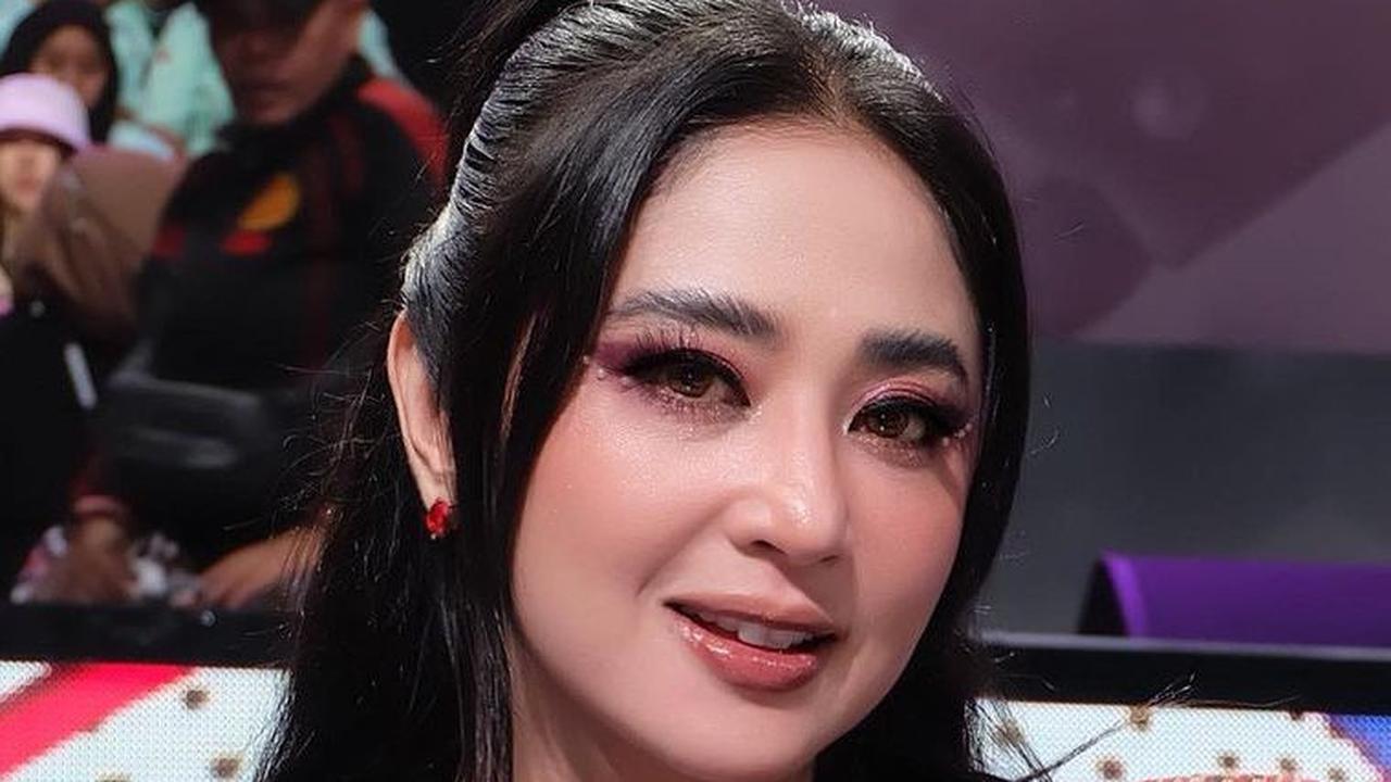Dandan Seperti Pengantin, ini Deretan Potret Cantik Dewi Perssik di Momen Ultah ke-38