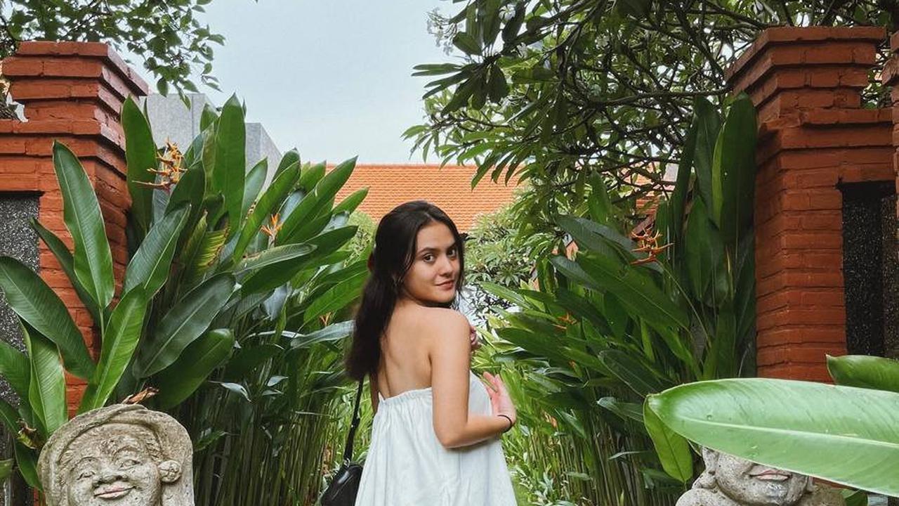 Potret Cantik & Imutnya Marsha Aruan di Bali, Pakai Mini Dress Putih Curi Perhatian