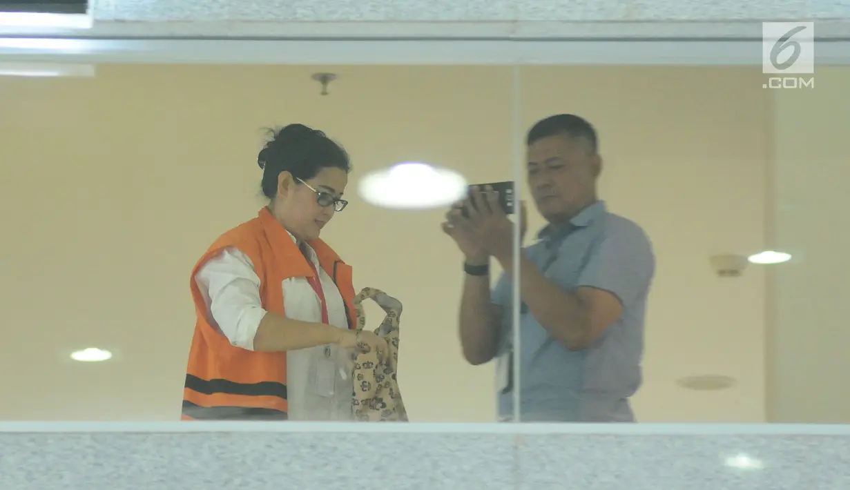 Terdakwa kasus pemberian keterangan palsu di sidang e-KTP, Miryam S Haryani (kiri) usai menjalani pemeriksaan di Gedung KPK, Jakarta, Selasa (7/11). Miryam mengaku diperiksa terkait hubungan dengan Ketua DPR Setya Novanto. (Liputan6.com/Helmi Fithriansy