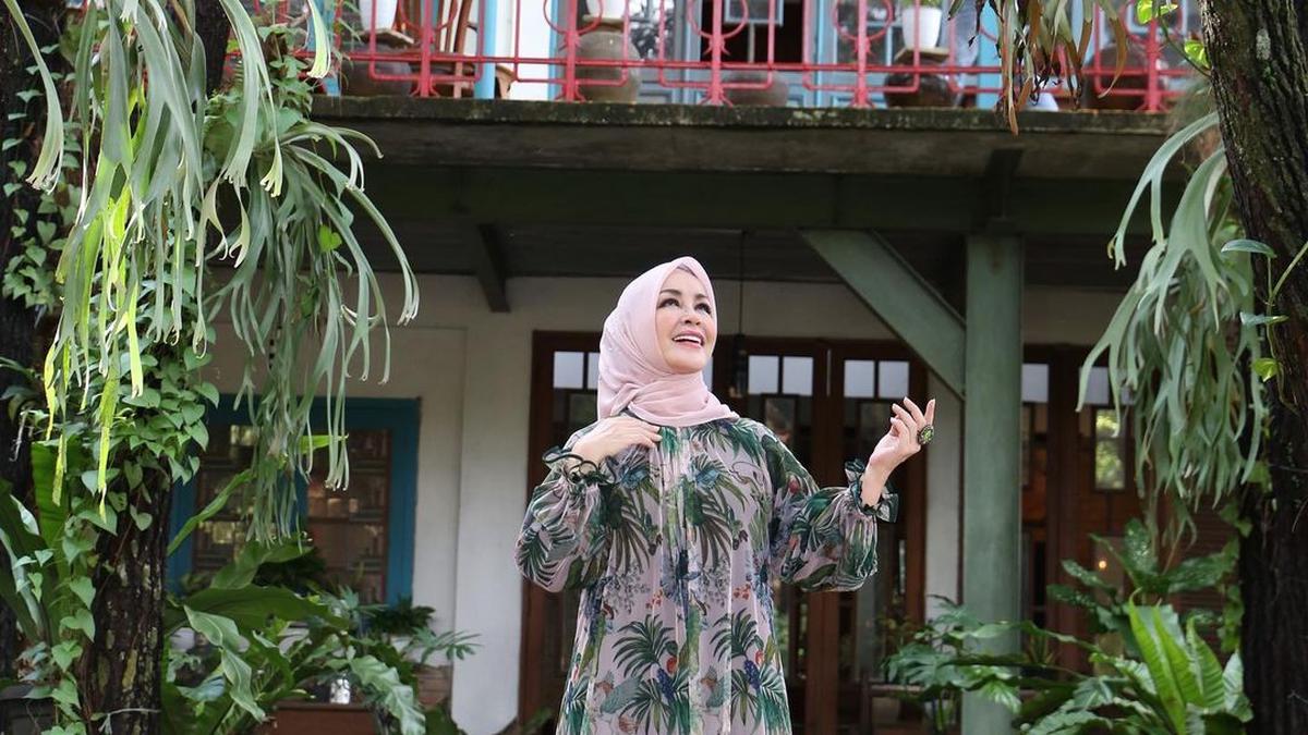 8 Gamis Chintami Atmanagara yang Elegan dan Modis, Inspirasi untuk Ibu-Ibu Usia 60 Tahun ke Atas