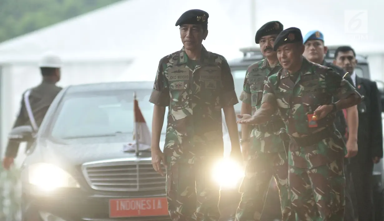 Presiden Joko Widodo upacara militer saat tiba di Mabes TNI Cilangkap, Jakarta, Kamis (3/5). Presiden Jokowi datang mengenakan seragam militer untuk menerima kunjungan Sultan Haji Hassanal Bolkiah beserta delegasi. (Merdeka.com/Iqbal S. Nugroho)
