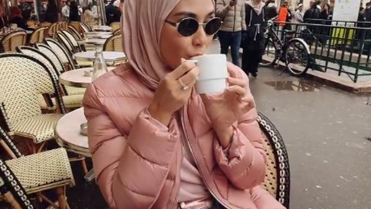 7 Potret Syahnaz Sadiqah Liburan ke Paris, Gaya Elegan - Amy Qanita Kenakan Jaket Bulu-Bulu