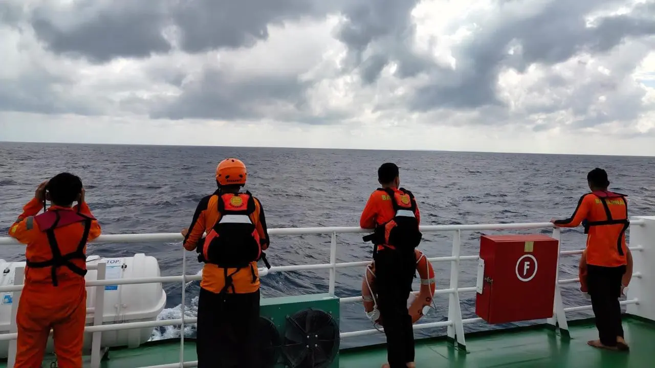 Pencarian korban tenggelamnya KM Nurul Salsa