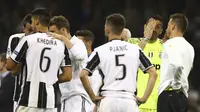 Gianluigi Buffon (2kanan) saat berbincang dengan rekannya usai laga final Liga Champions melawan Real Madrid di Millennium Stadium, Cardiff, Wales (3/6/2017). Juventus kalah 1-4. (AP /Dave Thompson)