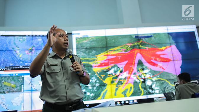 Sutopo Purwo Nugroho memberikan penjelasan di Gedung BNPB, Jakarta, Senin (25/9). Sutopo juga mengimbau kepada masyarakat agar bencana seperti ini tidak dijadikan bahan bercanda ataupun permainan. (Liputan6.com/Faizal Fanani)
