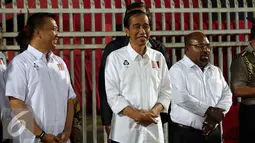 Presiden RI, Joko Widodo (tengah) bersiap menyaksikan dimulainya babak kedua laga Persipura vs Persija di Torabika Soccer Championship presented by IM3 Ooredoo di Stadion Mandala Jayapura,Papua, Jumat (29/4/2016). (Liputan6.com/Helmi Fithriansyah)