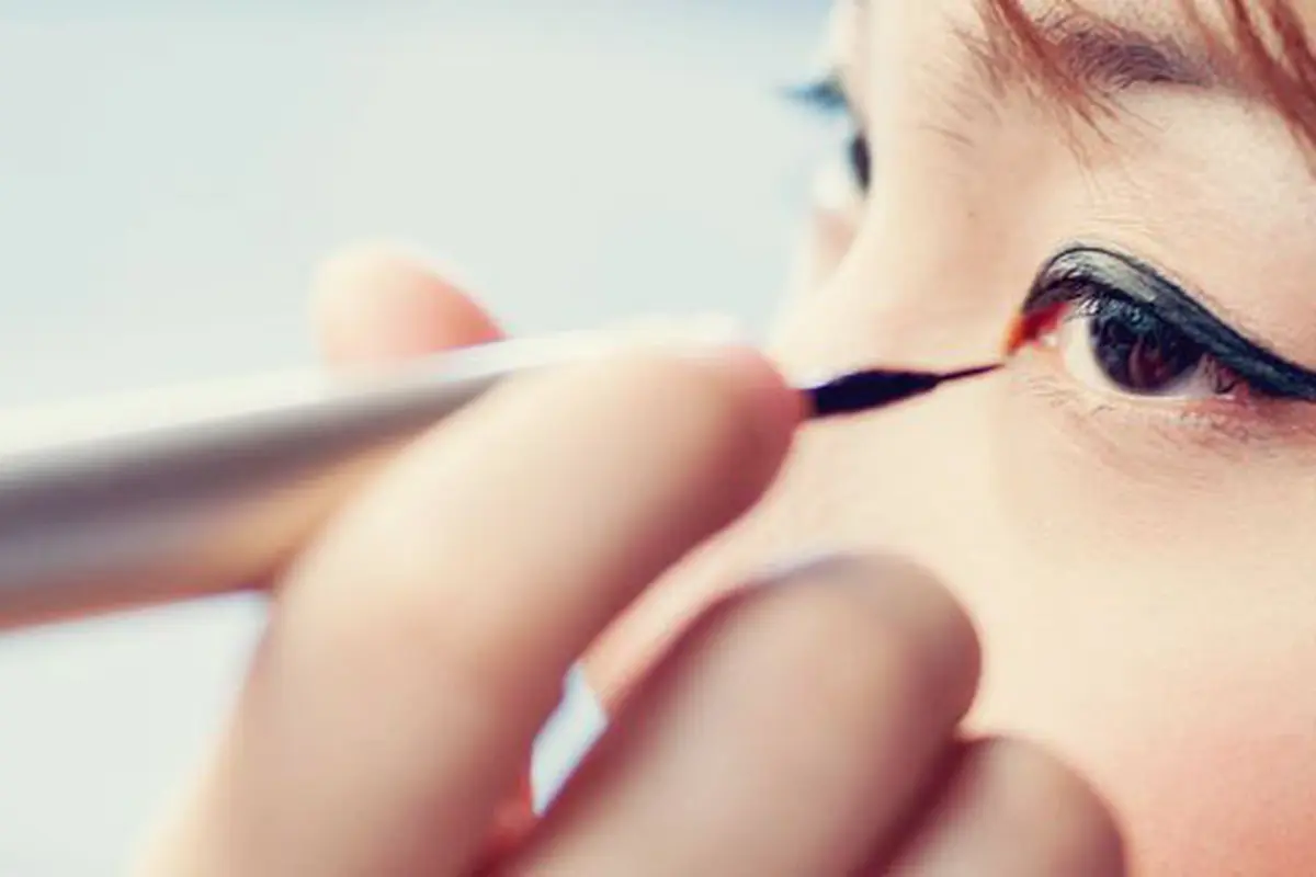 Eyeliner akan bikin mata tampak lebih tajam/copyright: thinkstockphotos.com