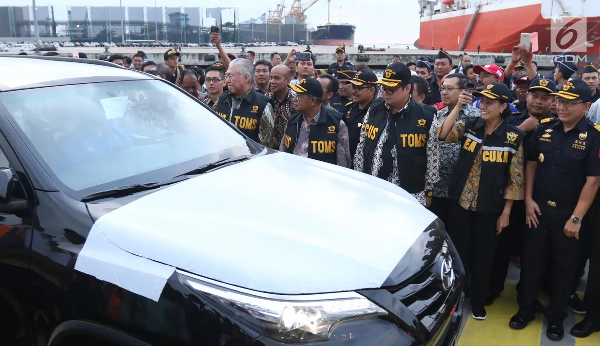 Menkue Sri Mulyani, Menko Bidang Perekonomian Darmin Nasution, Menperin Airlangga Hartarto dan Mendag  Enggartiasto Lukita saat peluncuran Simplifikasi Ekspor Kendaraan Bermotor Dalam Bentuk Jadi (CBU), Jakarta, Selasa (12/2). (Liputan6.com/Angga Yuniar)