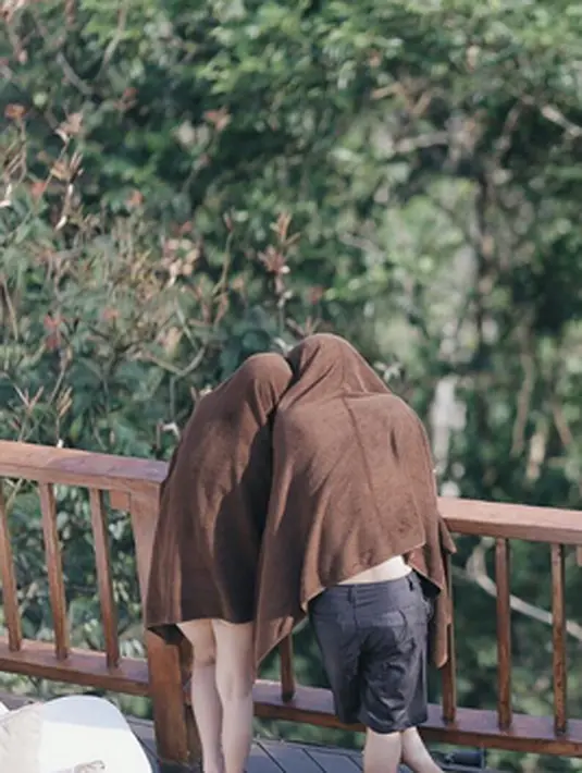 “Guess what are we doing under those towels…” tulis Glenn Alinskie di akun instagramnya yang timbulkan rasa penasaran. (via instagram/@glennalinskie)