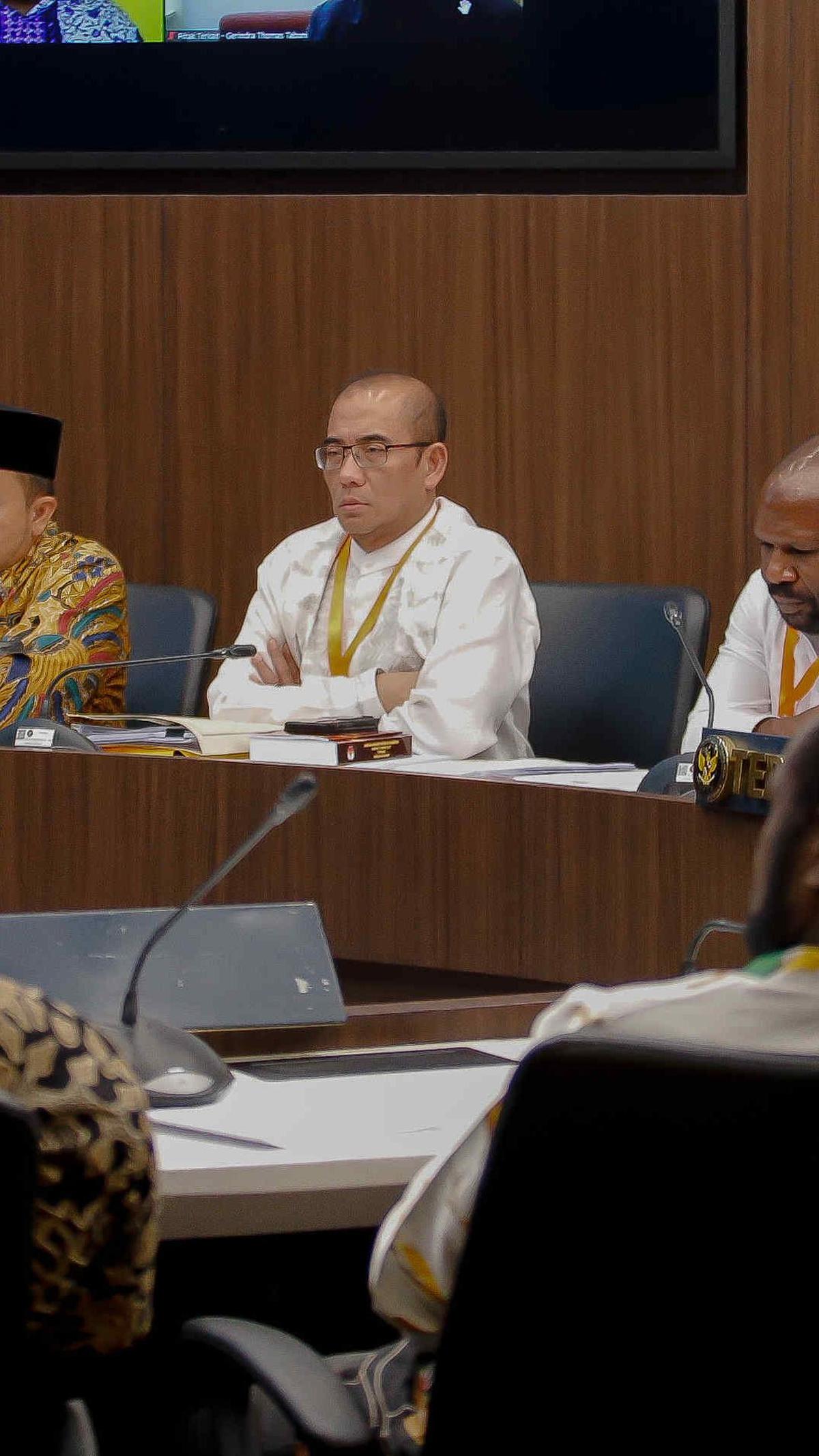 Dalam&nbsp;sidang pemeriksaan dugaan pelanggaran Kode Etik Penyelenggara Pemilu (KEPP) perkara nomor 19-PKE-DKPP/I/2024,&nbsp;Nus Wakerkwa mengadukan Ketua KPU Hasyim Asy’ari berserta anggota KPU Mochammad Afifuddin dan Parsadaan Harahap.&nbsp;Foto: Lip