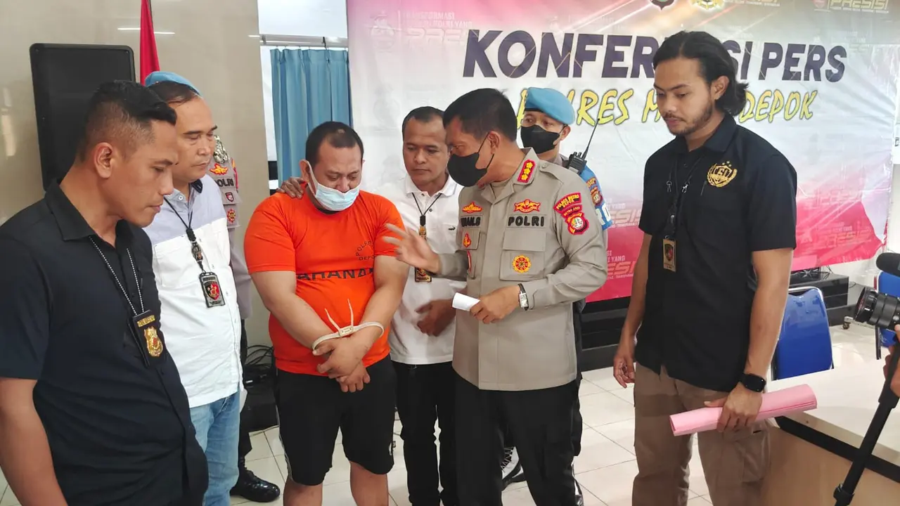 Kapolres Metro Depok, Kombes Imran Edwin Siregar menanyakan alasan tersangka membunuh anak dan menganiaya istrinya di Polres Metro Depok.