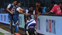 Pemain Arema FC mengembalikan seorang suporter yang mencoba masuk lapangan saat duel kontra Persib Bandung, Minggu (16/4/2018) di Stadion Kanjuruhan. (Bola.com/Iwan Setiawan)