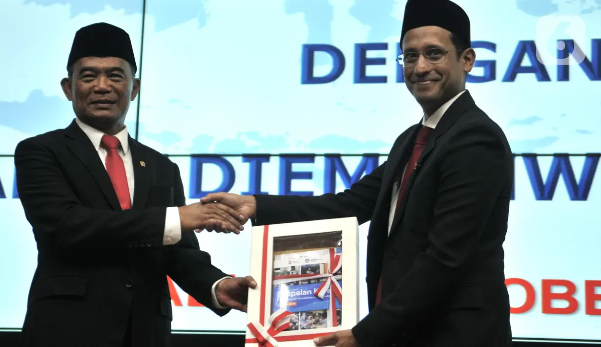 Nadiem Makarim (kanan) secara simbolis menerima plakat dari Muhadjir Effendy dalam acara lepas sambut Menteri Pendidikan dan Kebudayaan (Mendikbud) di Jakarta, Rabu (23/10/2019). Nadiem Makarim menggantikan Muhadjir Effendi yang sebelumnya menjabat sebagai Mendikbud. (merdeka.com/Iqbal Nugroho)