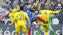 Aksi bek Prancis, Raphael Varane (tengah) berebut bola dengan para pemain Swedia pada laga grup A Kualifikasi Piala Dunia 2018 di Stade de France Stadium, Saint-Denis, Prancis, (11/11/2016). Prancis Menang 2-1. (AP/Christophe Ena)