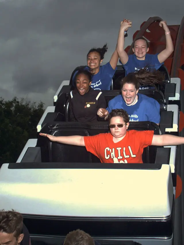 7 Potret Kocak Orang Naik Roller Coaster Ini Bikin Geleng Kepala