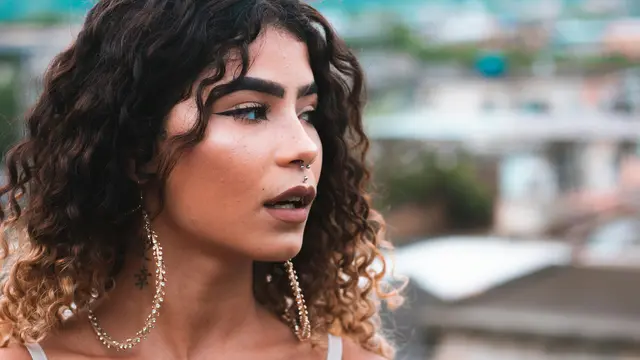 Anting bulat cocok untuk wajah tegas