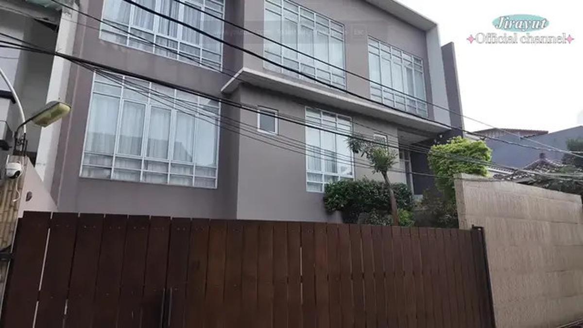 7 Potret Fasad Depan Rumah Jirayut di Jakarta, Megah dengan Desain Modern