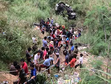 Relawan membantu evakuasi para penumpang bus yang terjun ke jurang di Kota Carranglan, Provinsi Nueva Ecija di Filipina Utara, Selasa (18/4). Setidaknya 26 orang tewas dan 21 lainnya mengalami luka-luka. (Philippine Red Cross Nueva Vizcaya chapter via AP)