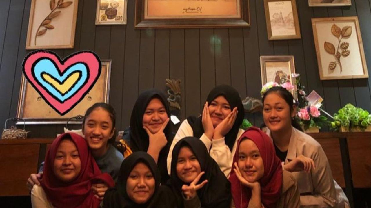 Aisha dikelilingi banyak teman. Ia juga sering mengunggah foto bersama teman-temannya.
