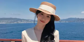 Dalam unggahan tersebut, Song Hye Kyo memperlihatkan keseimbangan sempurna antara bekerja dan berlibur. Latar laut biru yang tenang, dek kapal yang mewah, hingga suasana santai di bawah sinar matahari menjadi pelengkap sempurna bagi penampilannya yang effortless namun tetap sophisticated. [Dok/@kyo1122].