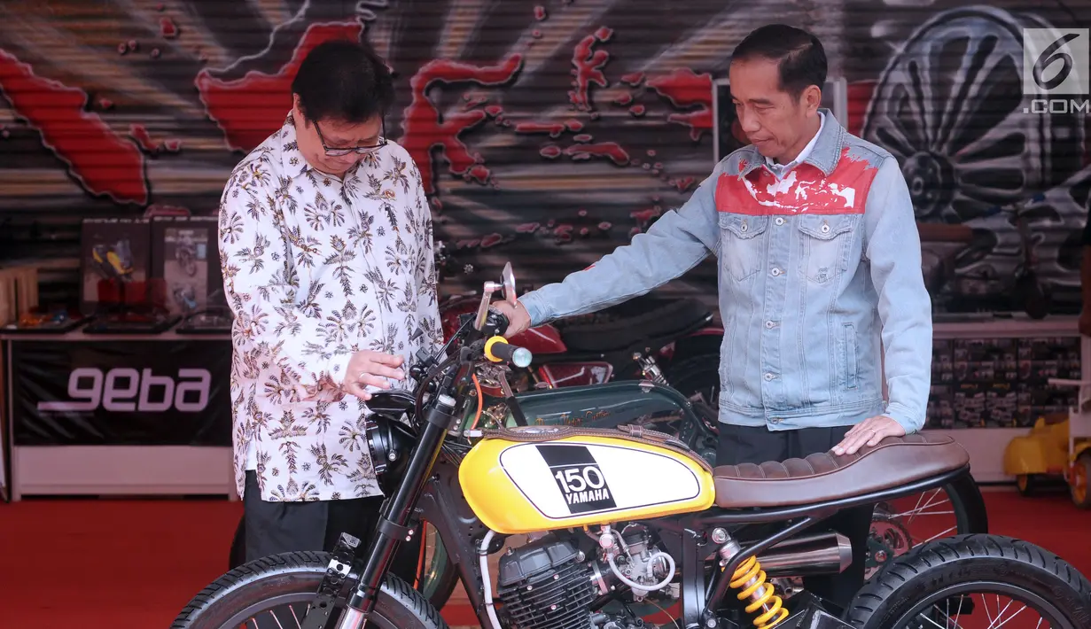 Presiden RI, Joko Widodo bersama Menteri Perindustrian Airlangga Hartarto melihat salah satu motor customs yang dipamerkan pada Indonesia International Motor Show 2018 di JIExpo, Jakarta, Kamis (19/4). (Liputan6.com/Helmi Fithriansyah)