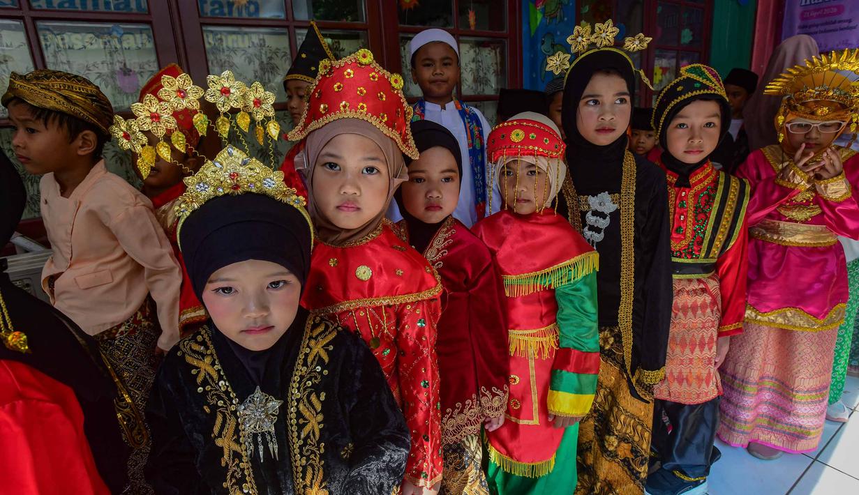 Para siswa tampil percaya diri mengenakan busana tradisional sambil berjalan di hadapan guru dan orang tua yang hadir. Tampak dalam foto, beberapa siswa bersiap mengikuti pergelaran busana tradisional saat peringatan Hari Kartini di Taman Kanak-Kanak Hidayatusshibyan, Cinere, Depok, Jawa Barat, Selasa (21/4/2026). (merdeka.com/Arie Basuki)