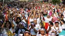 Peserta bersorak ketika mengikuti flashmob 1745 penari di kawasan Senayan, Jakarta, Minggu (21/8). Kegiatan bertajuk "Aku Indonesia-Bagimu Negeri Kami Menari" itu merupakan bagian dari perayaan HUT RI ke 71. (Liputan6.com/Fery Pradolo)