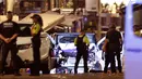 Petugas polisi berdiri di samping mobil van putih yang menabrak kerumunan orang di Jalanan Las Ramblas, Barcelona, Spanyol (17/8). Kejadian tersebut terjadi pada pukul 16:50 watu setempat. AP Photo/Manu Fernandez)