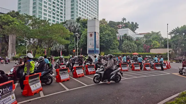 Jalan menuju belakang Gedung DPR ditutup.