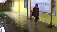 Para guru di SMP 7 kota Gorontalo harus bekerja lebih keras untuk mempersiapkan Ujian Nasional Berbasis Komputer bagi para siswanya. (Liputan6.com/Andri Arnold)