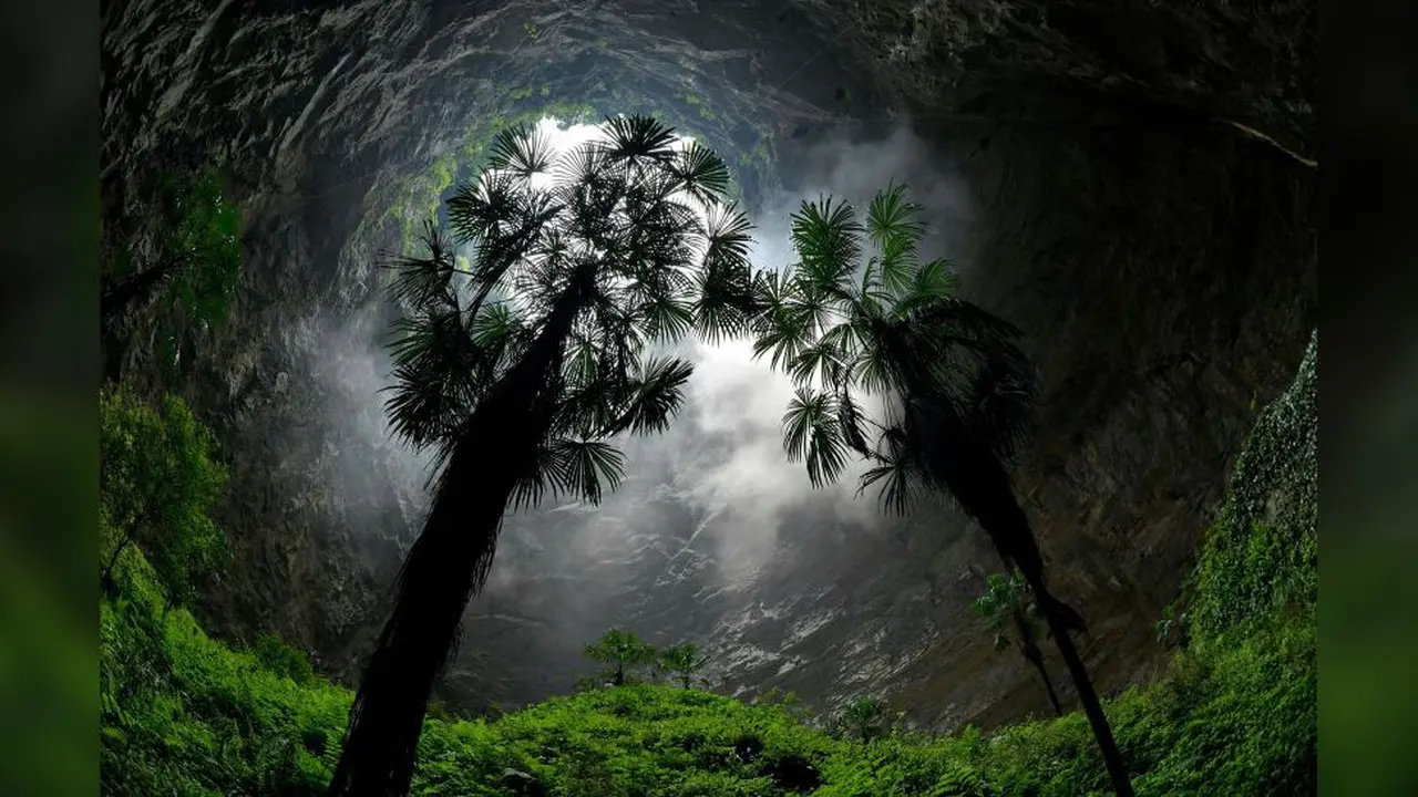 Lubang raksasa yang juga disebut tiankeng ditemukan di Desa Louquanyan, Kabupaten Xuan'en, Provinsi Hubei, Tiongkok Tengah. (Foto: Song Wen/Xinhua/ Alamy Live News)