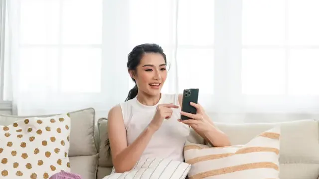 Seorang Perempuan Sedang Menonton Live Streaming