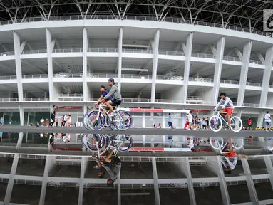 Warga bersepeda di kawasan lingkar luar Stadion Gelora Bung Karno (GBK), Jakarta, Minggu (21/1). Pascarenovasi, kawasan sekitar Stadion GBK kembali dipadati warga yang berolahraga. (Liputan6.com/Helmi Fithransyah)