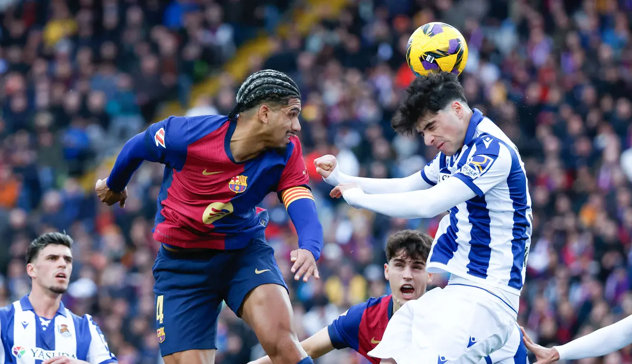 Gol-gol Barcelona dicetak oleh empat pemain berbeda. Mereka adalah Gerard Martin, Marc Casado, Ronald Araujo, dan Robert Lewandowski. (AP Photo/Joan Monfort)