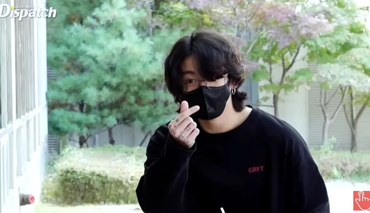Bahkan, sebelum masuk ke sebuah ruangan, rekan Jimin, Jin, RM, Suga, J-Hope, dan V ini sempat memberikan tanda cinta ala Korea Selatan. (Foto: Dispatch/Allkpop)