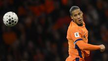 Bek Belanda #04 Virgil van Dijk menyundul bola ke udara dalam pertandingan kualifikasi Grup G Piala Dunia 2026 antara Belanda dan Lithuania di Johan Cruijff Arena, Amsterdam,&nbsp;Selasa (18-11-2025) dini hari WIB. (JOHN THYS/AFP)