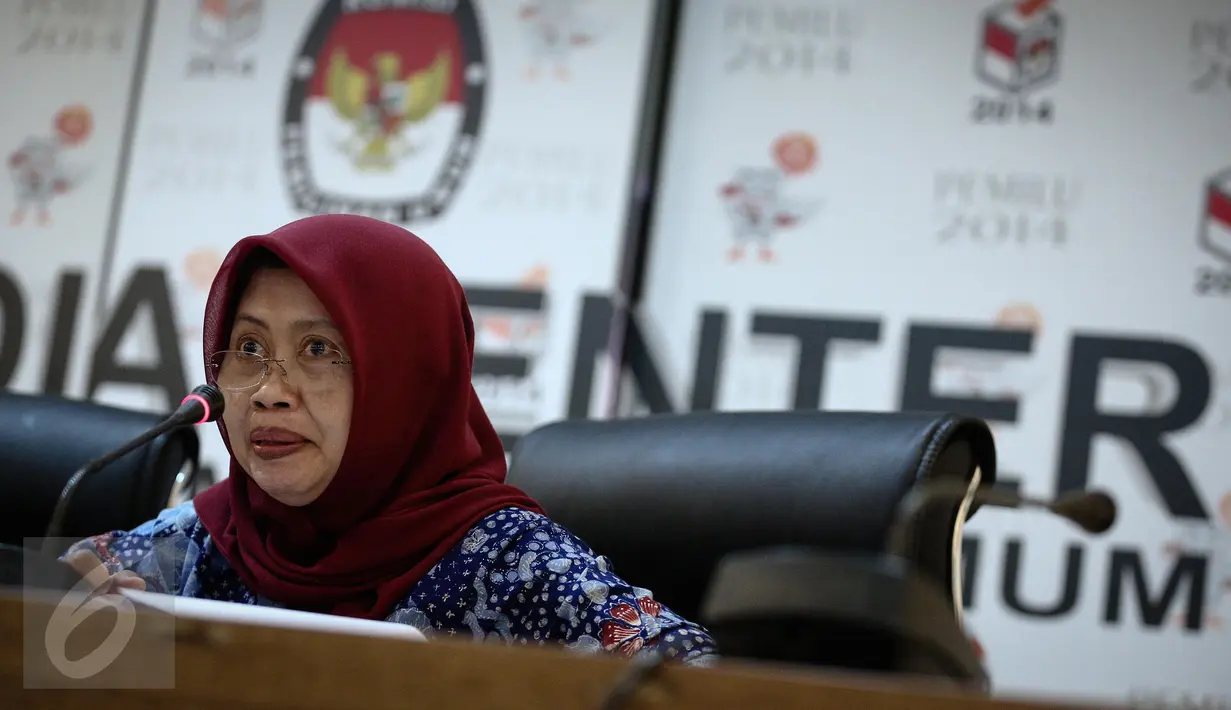 Komisioner Komnas Perempuan, Musruchah memberikan penjelasan saat Konferensi Pers bersama KPU di media center KPU, Jakarta, Jumat (10/2). (Liputan6.com/Faizal Fanani)