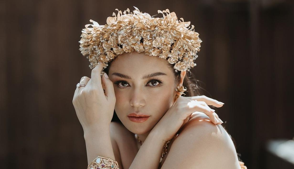 Saat pemotretan, Jedar mengenakan kain tradisional Bali berwarna kuning kecokelatan sebagai kemben, dihiasi dengan bros berwarna emas. Memamerkan bare baby bump yang makin besar, Jedar tetap terlihat cantik dan langsing di masa kehamilannya yang ke-3. (Liputan6.com/IG/@inijedar)