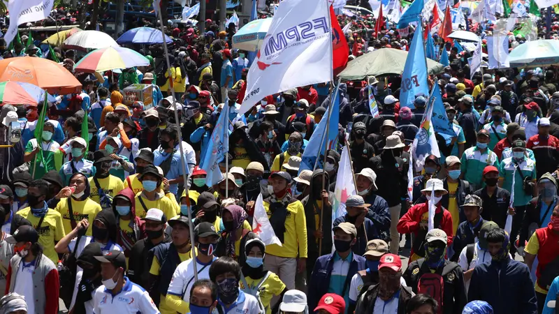 Ribuan Buruh Geruduk Gedung DPR Tolak Omnibus Law