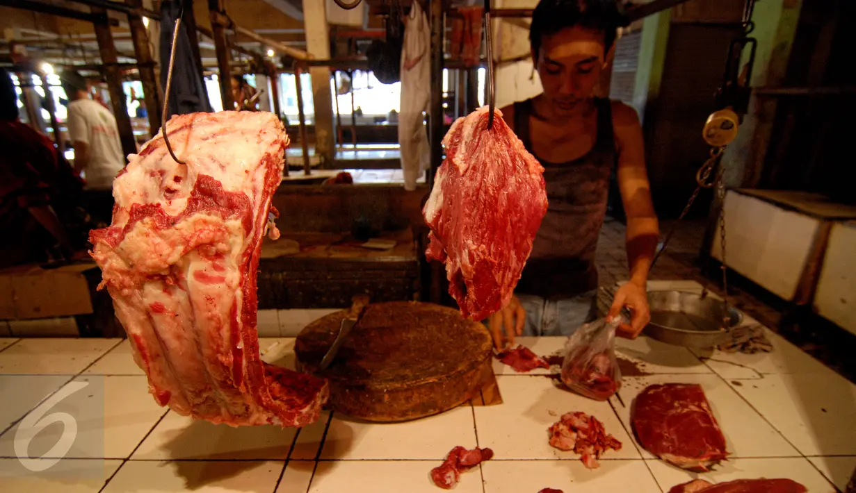 Suasana kios penjualan daging di salah satu pasar di Jakarta, , Senin (22/6/2015). Harga daging sapi kembali normal setelah sebelumnya sempat mengalami kenaikan hingga mencapai Rp.110rb/kg. (Liputan6.com/Yoppy Renato)