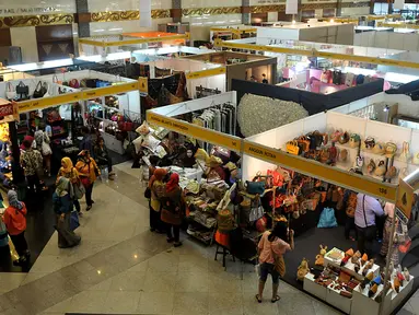 Suasana pameran International Handicraft Trade Fair (Inacraft) 2015 di Jakarta Convention Center (JCC), Kamis (9/4/2015). Pameran yang berlangsung pada tanggal 8-12 April 2015 menampilkan kerajinan khas Indonesia. (Liputan6.com/Johan Tallo)