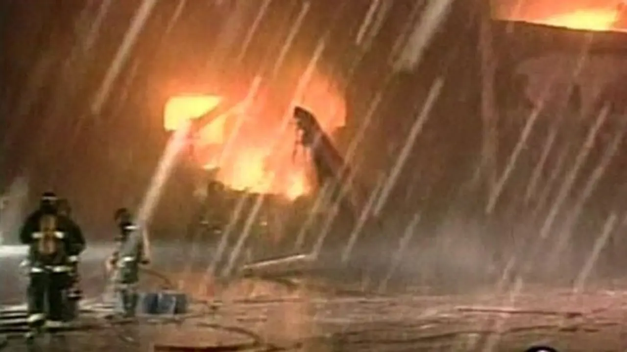 17-7-2007: Pesawat Tabrak Pom Bensin dan Meledak Saat Mendarat
