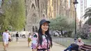 Liburan Titi Kamal di Barcelona memberikan inspirasi bagi para penggemarnya untuk menjelajahi kota indah ini. Melalui unggahan-unggahannya, Titi menunjukkan bahwa Barcelona adalah destinasi yang sempurna untuk menikmati keindahan arsitektur, kekayaan sejarah, dan kelezatan kuliner. Diketahui sebelumnya, Titi sempat mengunjungi Pulau Ibiza bersama keluarga kecilnya. (Liputan6.com/IG/@titi_kamall)