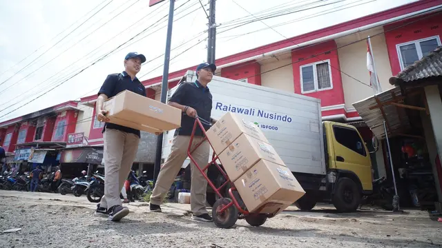 Rajawali Nusindo menyalurkan bantuan pangan pemerintah untuk penangangan stunting untuk wilayah Jawa Timur dan Nusa Tenggara Timur. (Dok Rajawali Nusindo)