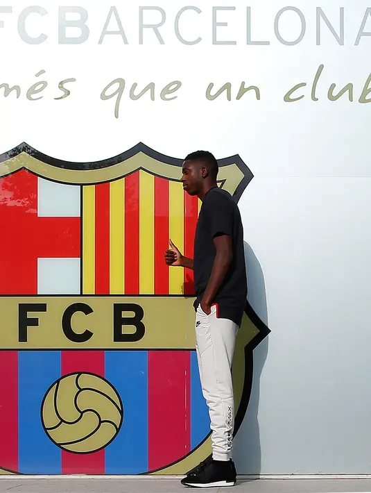 Pemain asal Prancis, Ousmane Dembele berpose saat saat sesi perkenalan di luar Stadion Camp Nou, Barcelona, Spanyol, (27/8). Dembele dibeli Barcelona dari Borussia Dortmund. (AP Photo / Manu Fernandez)
